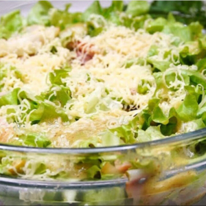 Необычная замена «Цезарю»: легкий салат «Красотка» без жирного майонеза и сухарей